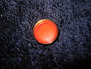 Röd / Guldfärgad plastknapp  Ø = 18 mm
