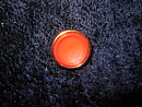 Röd / Guldfärgad plastknapp  Ø = 18 mm