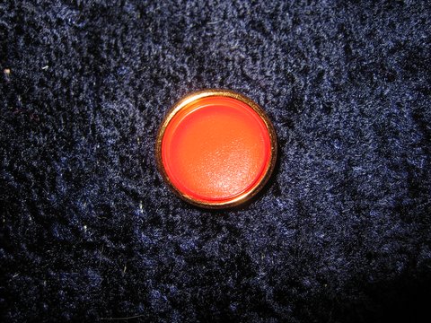 Röd / Guldfärgad plastknapp  Ø = 18 mm