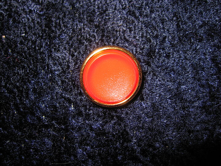 Röd / Guldfärgad plastknapp  Ø = 18 mm