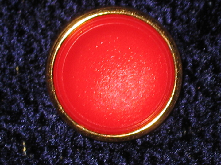 Röd / Guldfärgad plastknapp  Ø = 18 mm