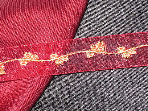 Rött/Guld-broderat organzaband 18 mm