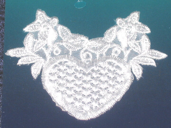 Vit hjärtapplikation (80 x 60 mm)