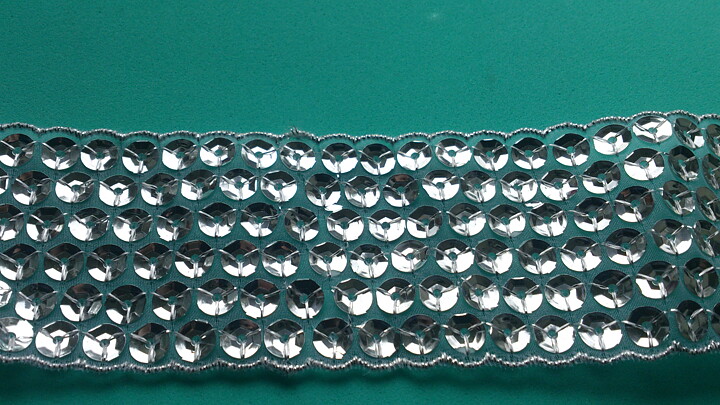 Spets med silverfärgade paljetter 50 mm