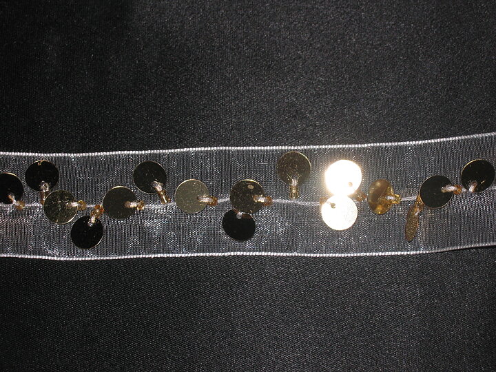 Vitt band med paljetter 26 mm