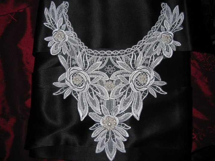 Vit halsapplikation (270 x 300 mm)