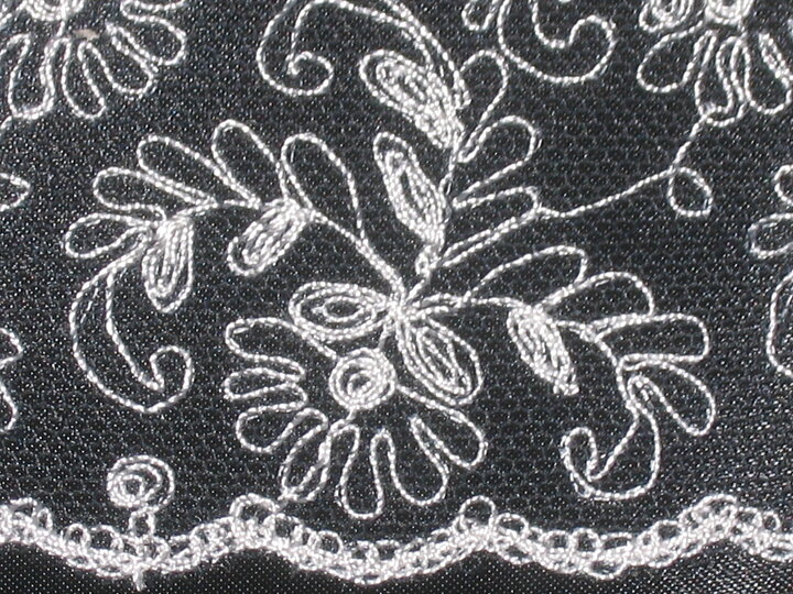 Svart organzaspets med vitt broderi 95 mm