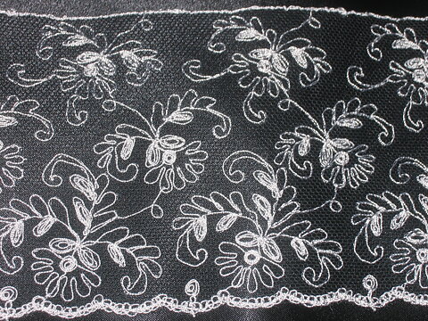 Svart organzaspets med vitt broderi 95 mm