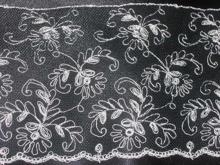 Svart organzaspets med vitt broderi 95 mm