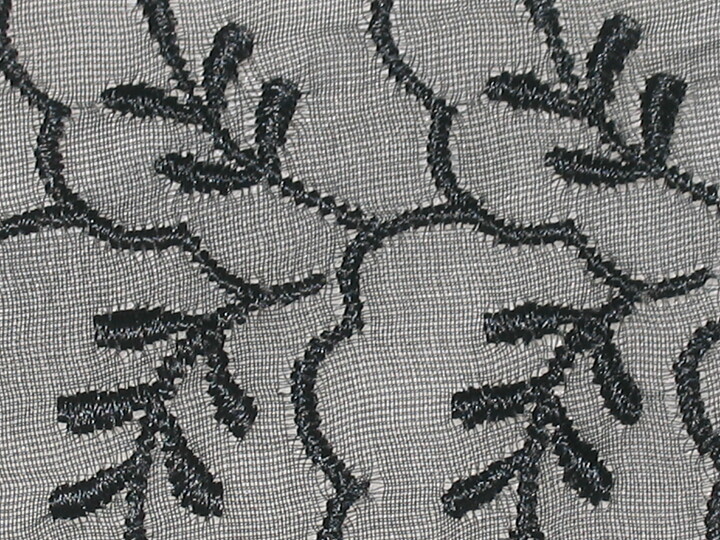 Svart organzaspets med svart broderi 60 mm