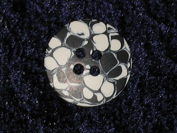 Svart/Vit plastknapp Ø = 18 mm