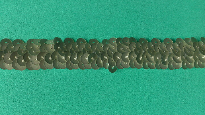 Matt silverfärgat paljett-stretchband 20 mm