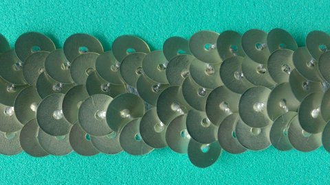 Matt silverfärgat paljett-stretchband 20 mm