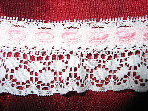 Vit / Ljusrosa kantbandsspets 40 mm