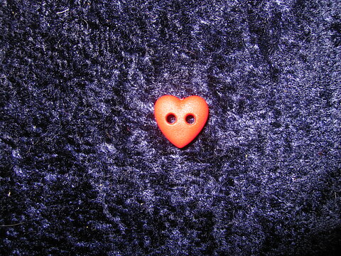 Röd plastknapp  (14 x 10 mm)
