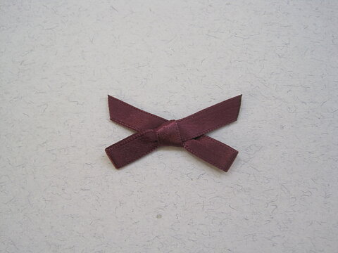 Vinröd  satinbands rosett  (40 x 22 mm)