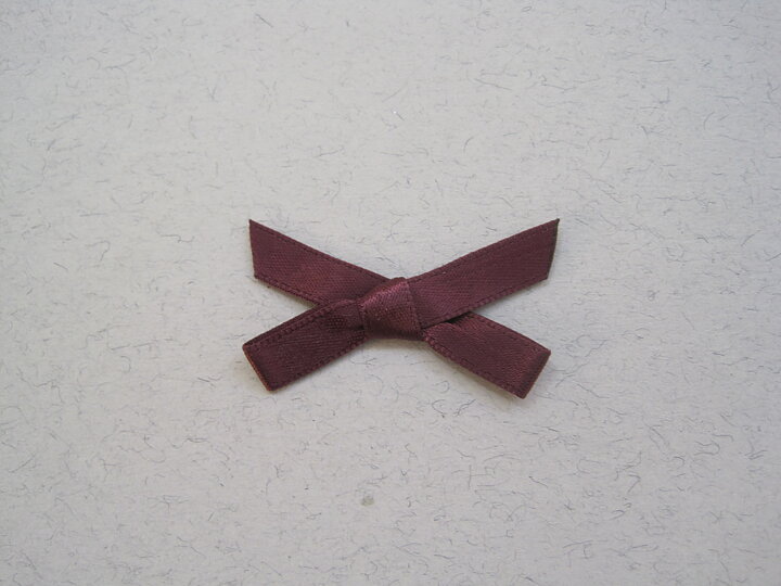 Vinröd  satinbands rosett  (40 x 22 mm)