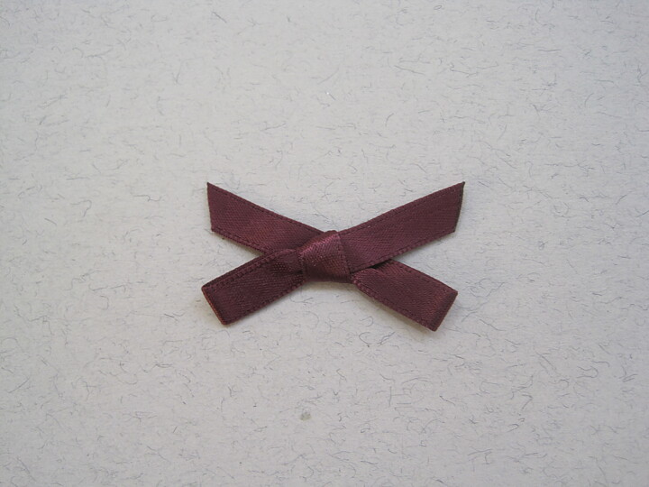 Vinröd  satinbands rosett  (40 x 22 mm)