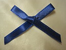 Blå  satinbands rosett  (50 x 40 mm)