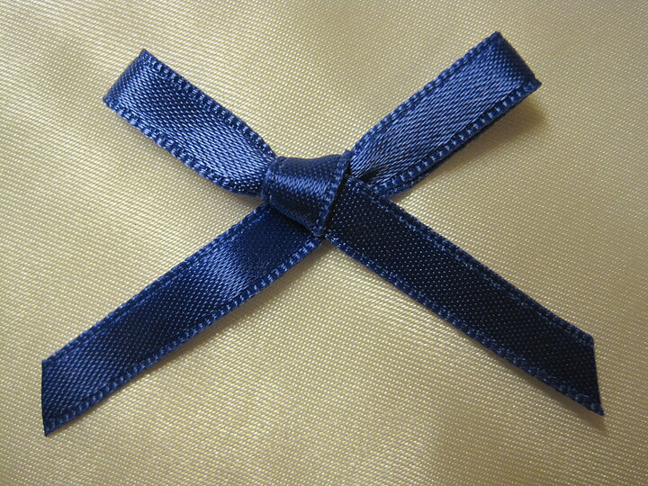 Blå  satinbands rosett  (50 x 40 mm)