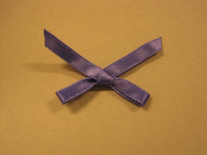 Blå  satinbands rosett  (50 x 40 mm)