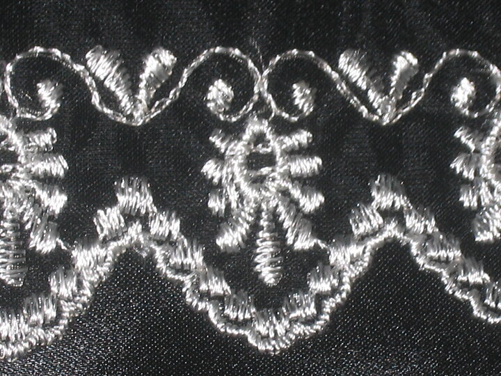 Svart organzaspets med vitt broderi 50 mm