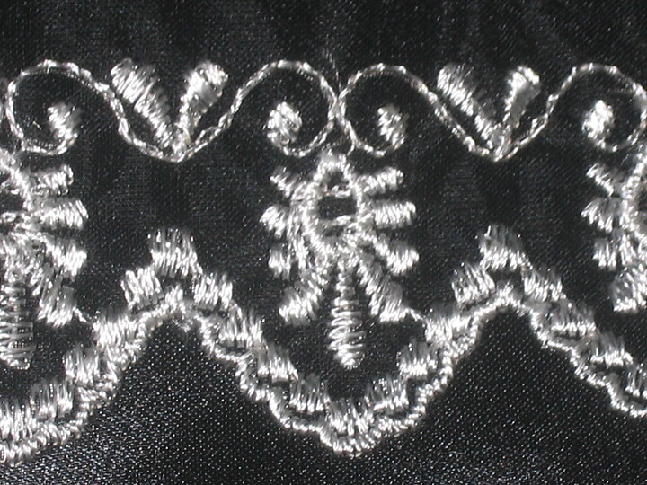 Svart organzaspets med vitt broderi 50 mm