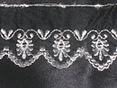 Svart organzaspets med vitt broderi 50 mm
