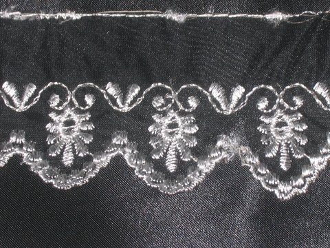 Svart organzaspets med vitt broderi 50 mm
