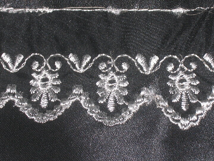 Svart organzaspets med vitt broderi 50 mm