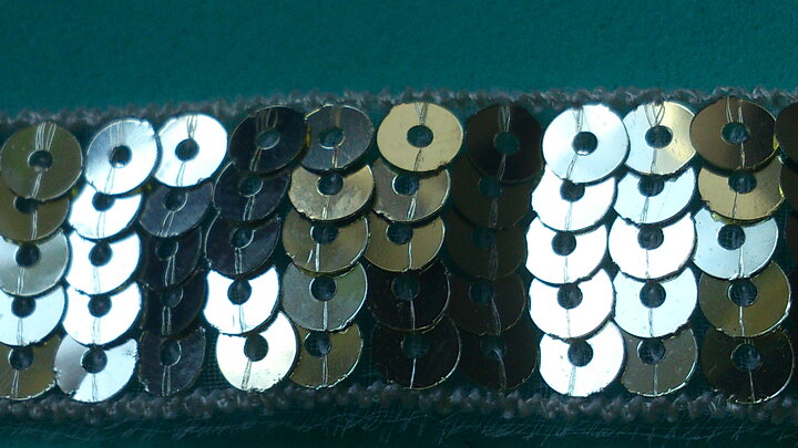Guldfärgat paljettband 20 mm