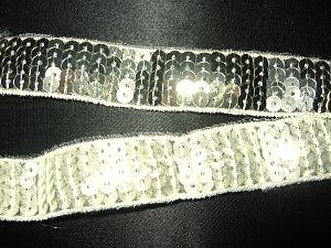 Guldfärgat paljettband 20 mm