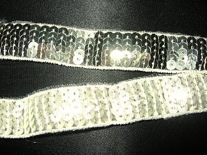 Guldfärgat paljettband 20 mm