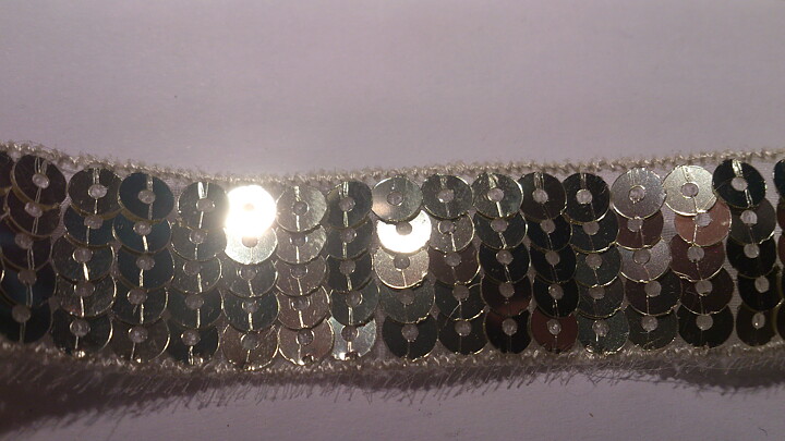 Guldfärgat paljettband 20 mm