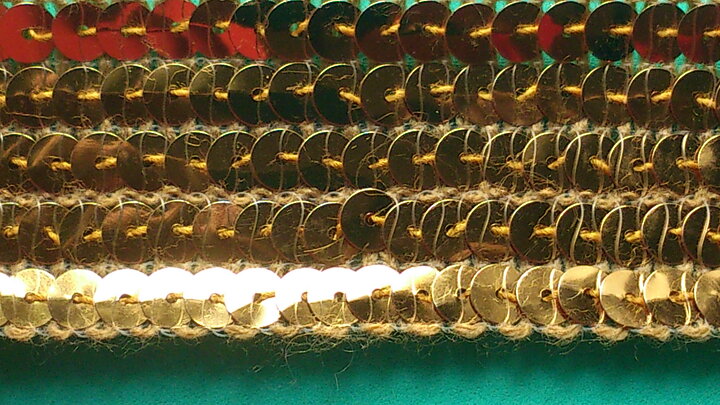 Guldfärgat paljettband 35 mm