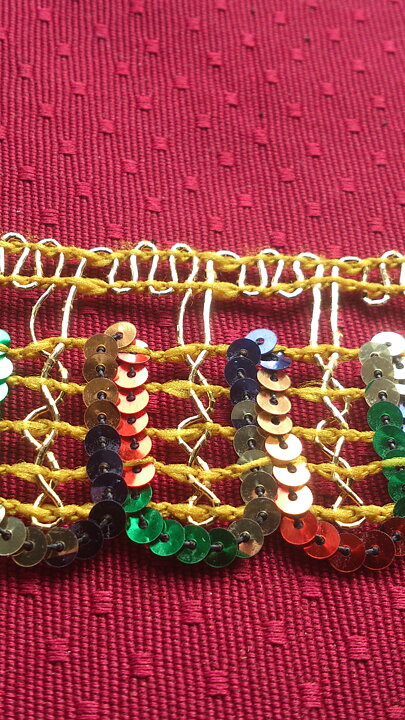 Guldfärgat paljettband 40 mm