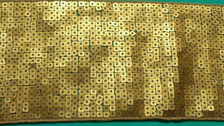 Guldfärgat paljettband 90 mm