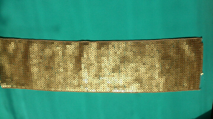 Guldfärgat paljettband 90 mm