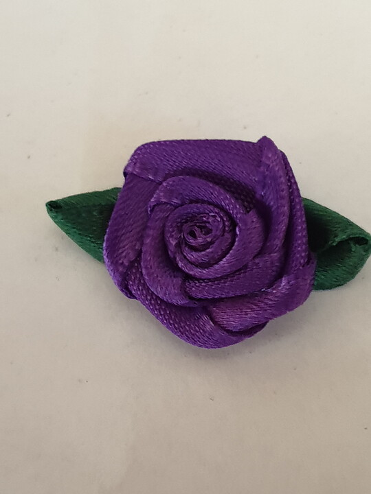 Lila blomma med gröna blad (32 x 20 mm)