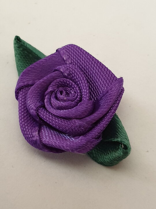 Lila blomma med gröna blad (32 x 20 mm)