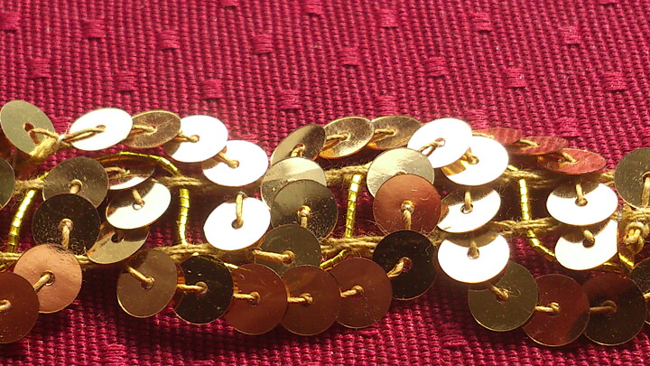 Guldfärgat paljettband 30 mm