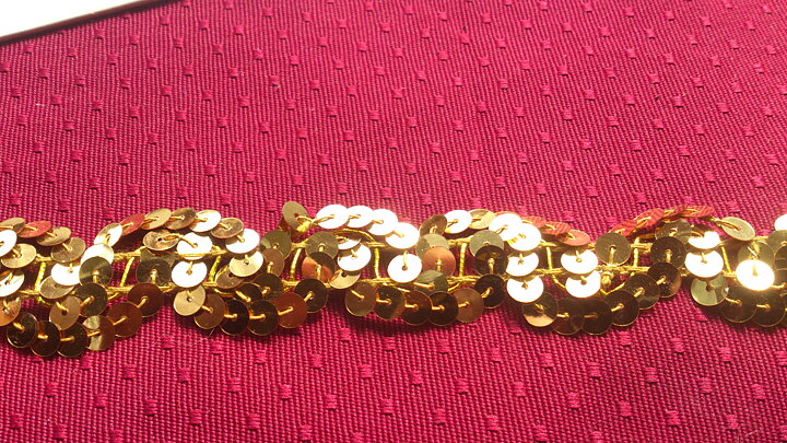 Guldfärgat paljettband 30 mm