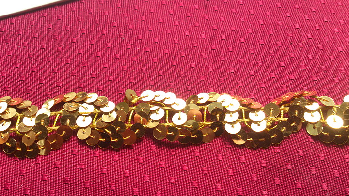 Guldfärgat paljettband 30 mm