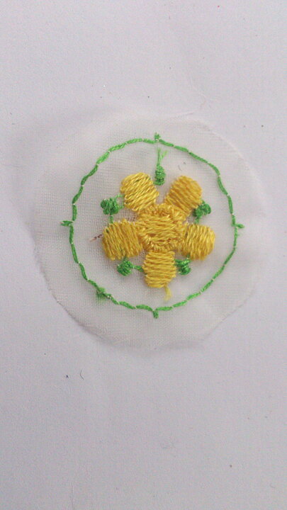 Gulfärgad blomapplikation