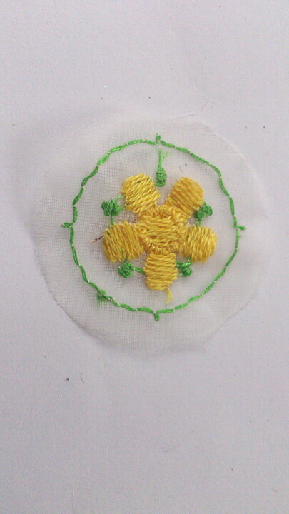 Gulfärgad blomapplikation