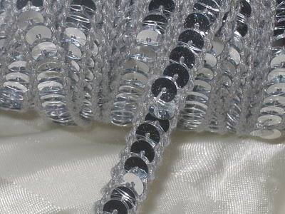 Silverfärgat paljettband 10 mm