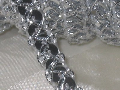 Silverfärgat band med paljetter 10 mm