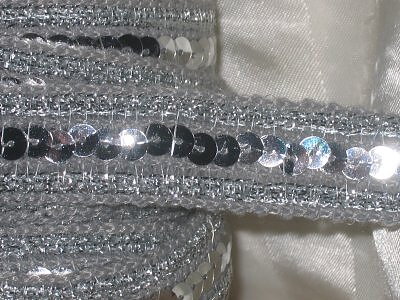 Silverfärgat paljettband 22 mm