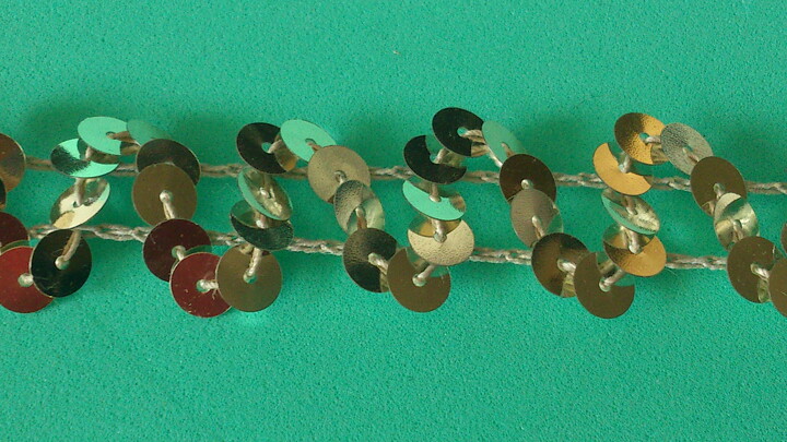 Guldfärgat paljett-stretchband 20 mm