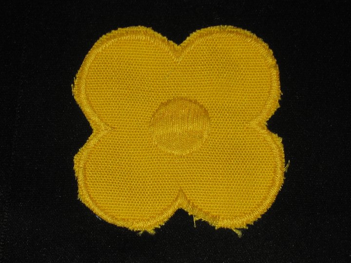 Gul blomapplikation (70 x70 mmm)